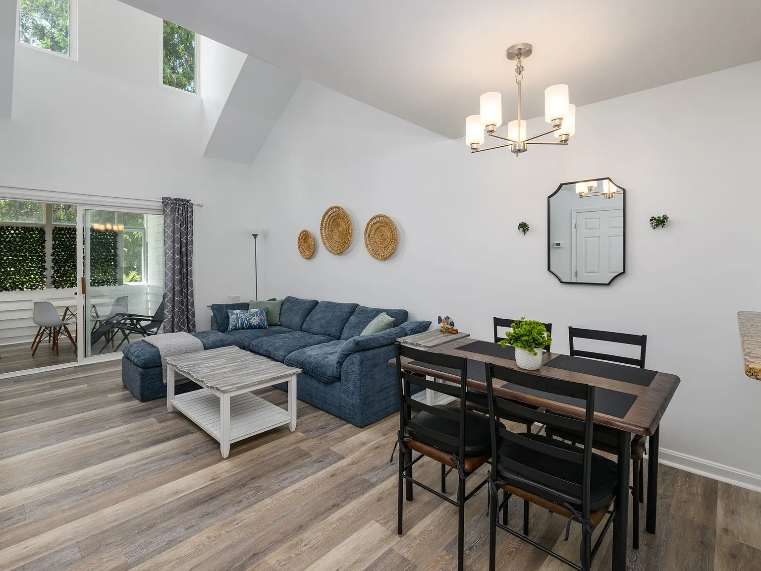 3 bed, 3.5 bath, 1958 sqft, $2,500 — Photo 1