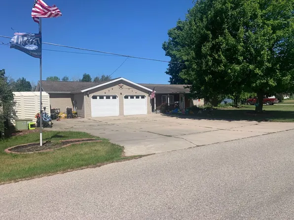 1910 Waterview Way, Crystal, MI 48818