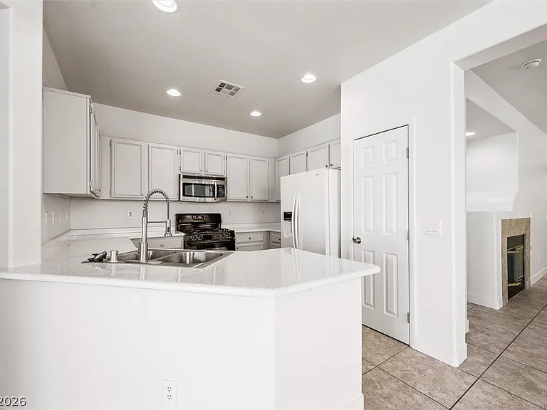 5618 Indian Springs St — Photo 3