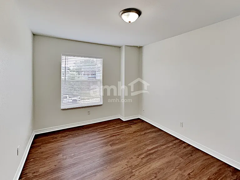 2542 S Genoa St — Photo 17
