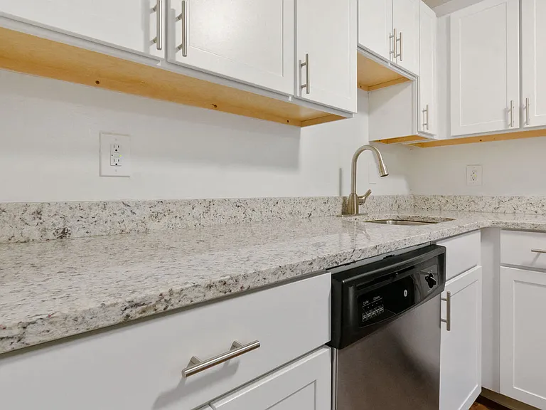 South Winds Apartments — Photo 27