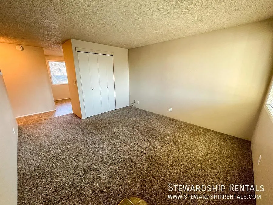 Upstairs unit close to downtown — Photo 2