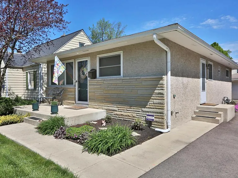 556 E Beechwold Blvd — Photo 17