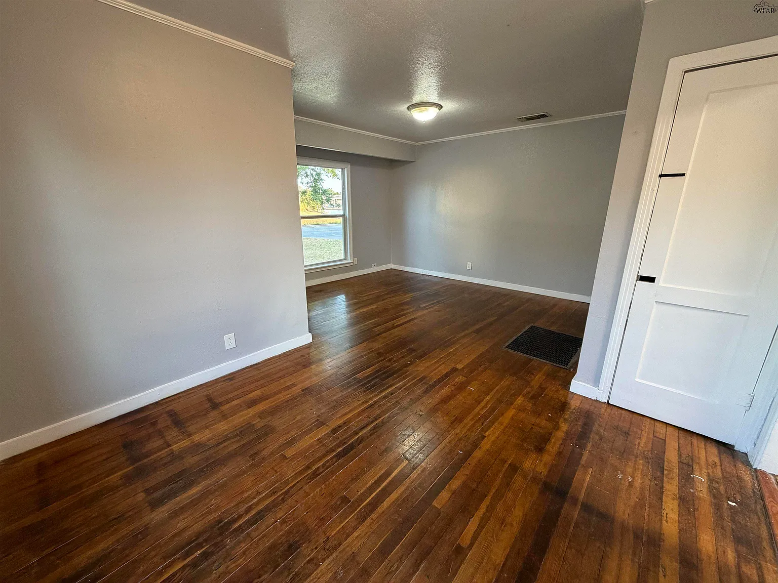 2 bed, 1.0 bath, 774 sqft, $900 — Photo 2