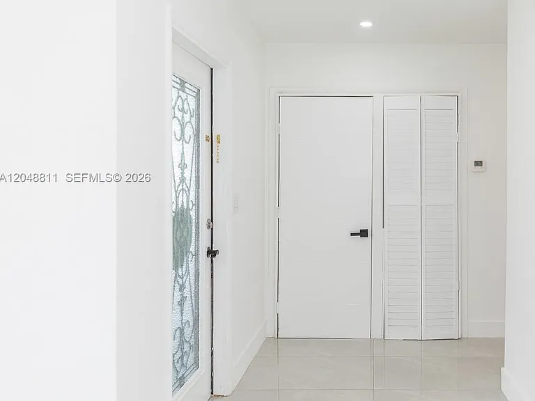 913 NE 2nd St — Photo 15