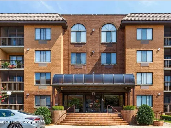 95 Essex Dr APT 3E, Staten Island, NY 10314