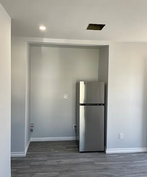 11231 Oxnard St #10 — Photo 4