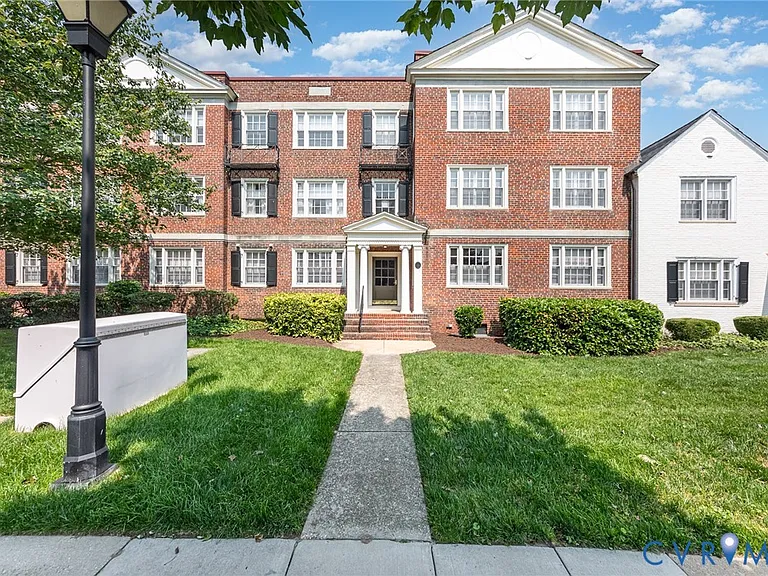 24 W Locke Ln #1 — Photo 1