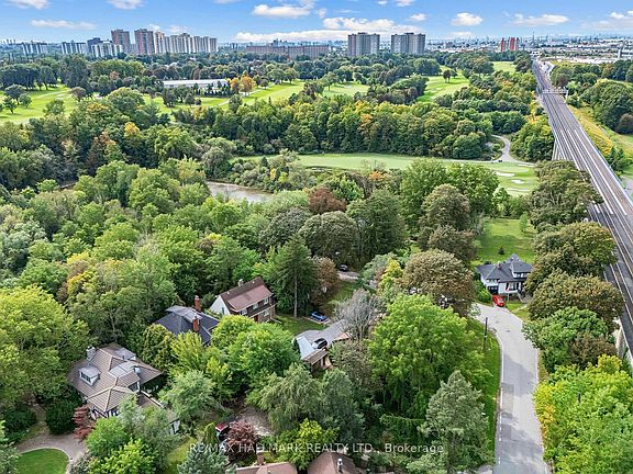 3rd image of 7 Humberview Cres