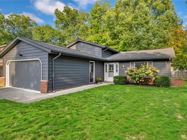 581 Red Oak Ln, Bay Village, OH 44140