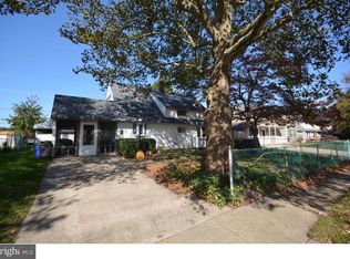 48 N Park Dr, Levittown, PA
