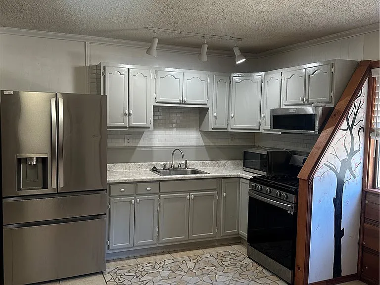 8731 S Gramercy Pl — Photo 1