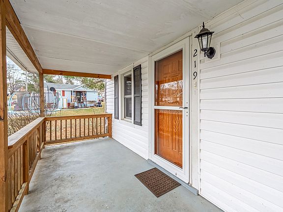 3rd image of 219 Denby St