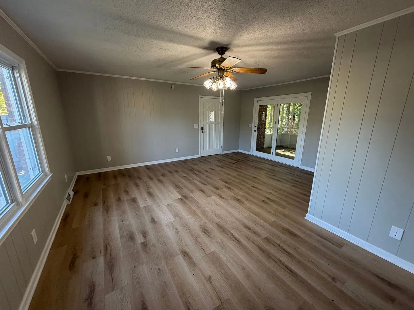 3 Bedroom 2 Bathroom Home - Recently Updated — Photo 3