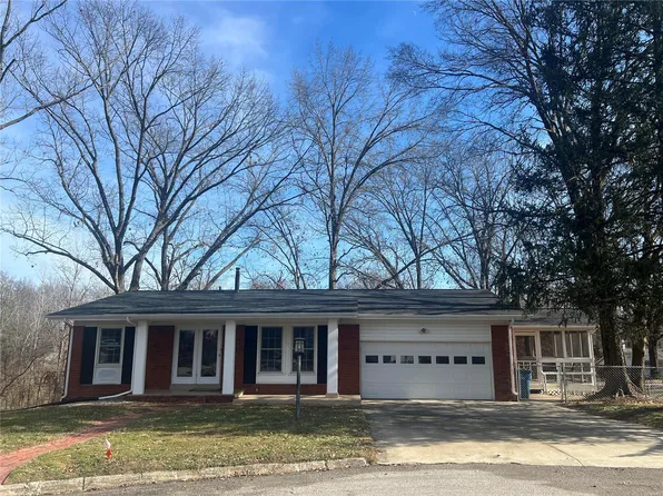 4923 Paris Dr, Godfrey, IL 62035