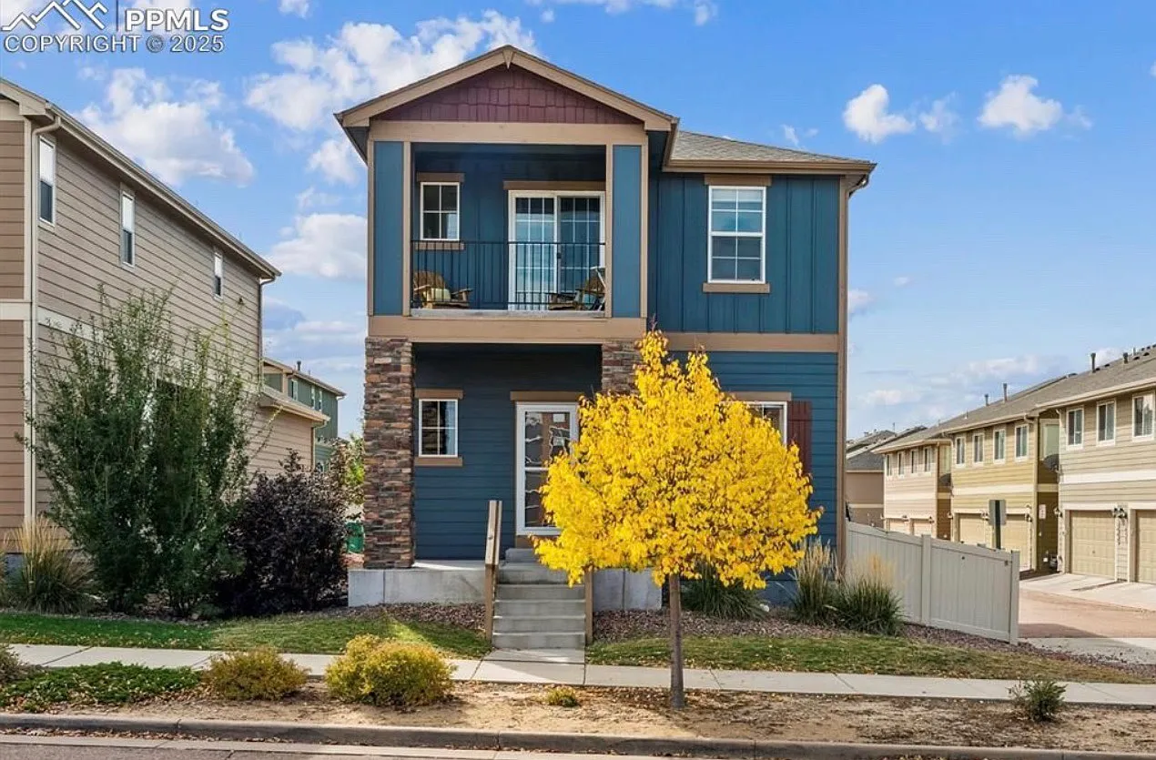 4 bed, 3300 sqft, $900 — Photo 1