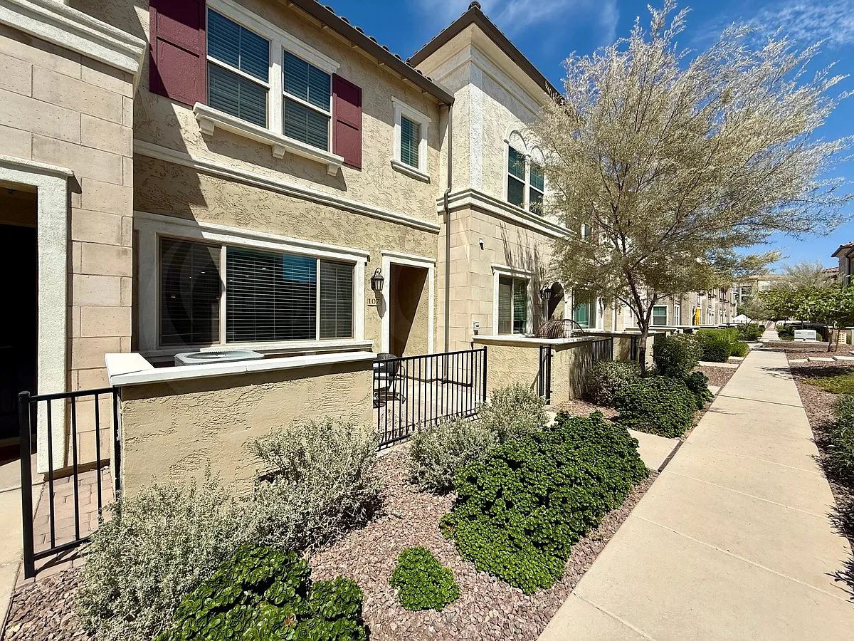 3 bed, 3.0 bath, 1639 sqft, $2,000 — Photo 2