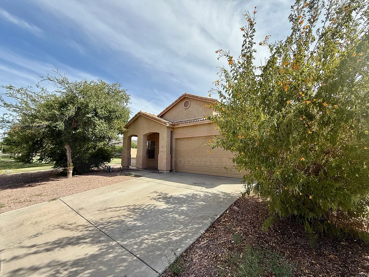4 bed, 2.0 bath, 1967 sqft, $2,275 — Photo 3