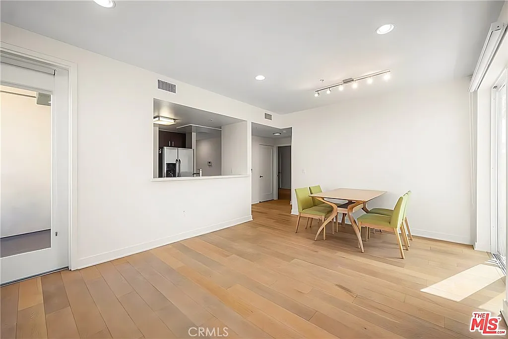 2 bed, 1010 sqft, $3,050 — Photo 2