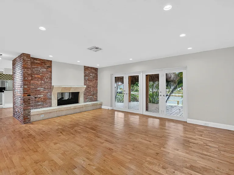 2213 NE 16th St — Photo 6