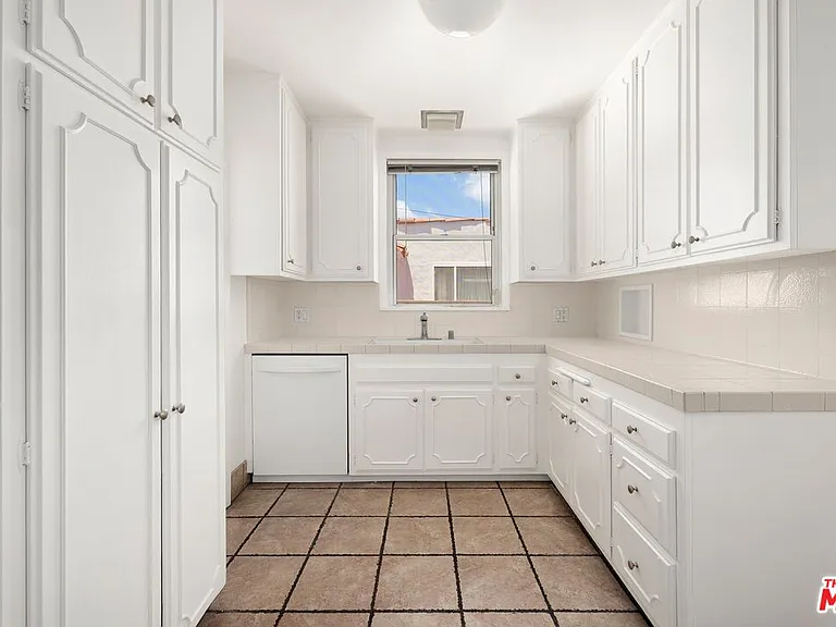256 S La Peer Dr — Photo 6