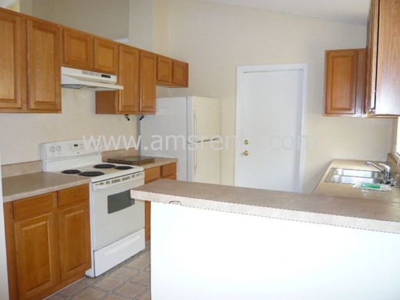 3rd image of 730 Country Woods Cir