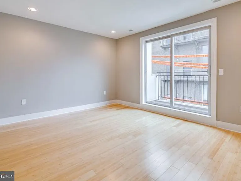 133 E Allen St — Photo 14
