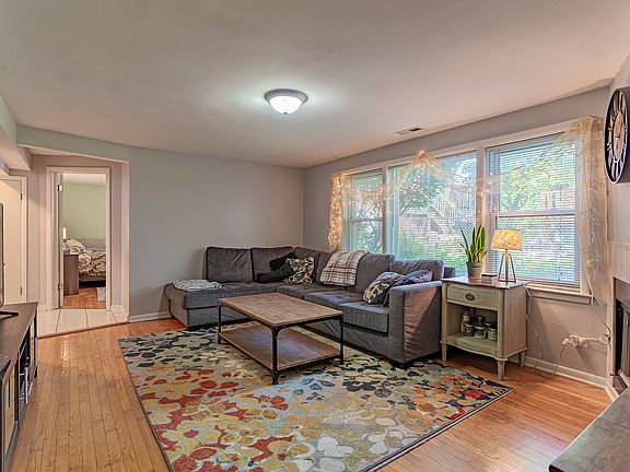 3rd image of 4730 N Hermitage Ave APT 1R