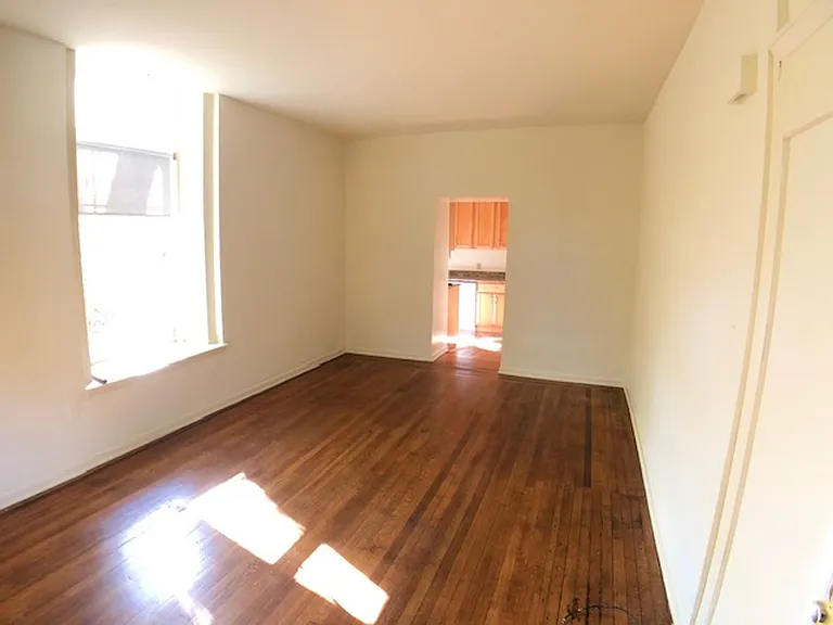 1910 Sulgrave Ave — Photo 13