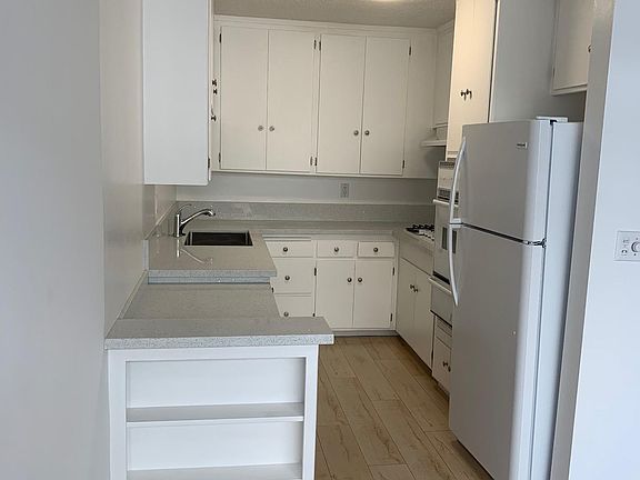 3rd image of 1341 N Crescent Heights Blvd APT 207