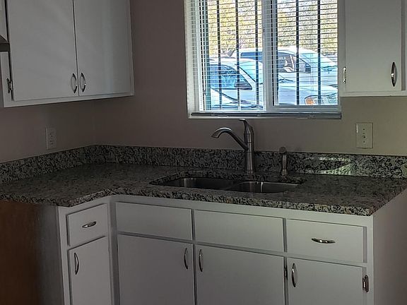 3rd image of 919 Alvarado Dr SE