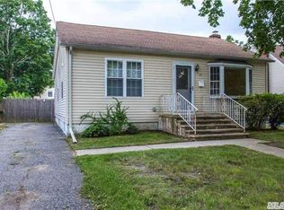 44 Gates St, Greenlawn, NY 11740