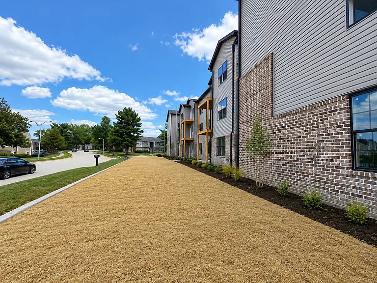 300 Lindenhurst Dr — Photo 10