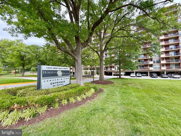 1300 Army Navy Dr APT 823, Arlington, VA 22202