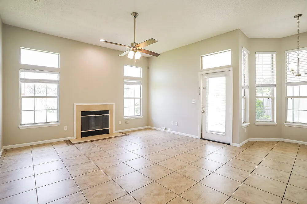 4 bed, 2.0 bath, 2255 sqft, $2,380 — Photo 4