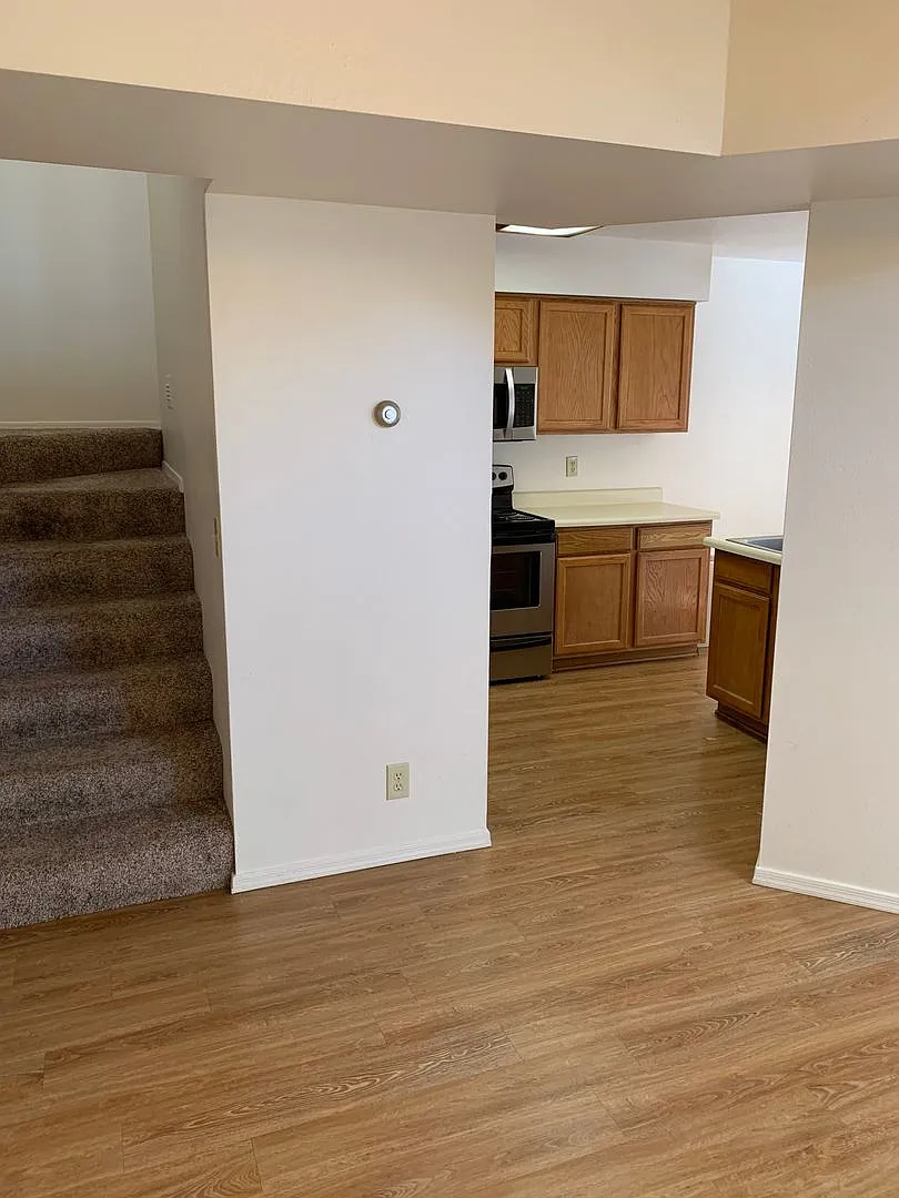 Beautiful Spring Meadows Home — Photo 3