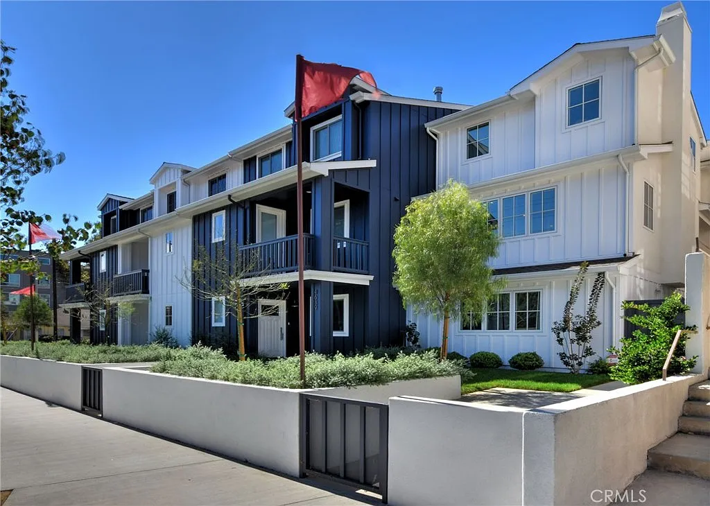 4 bed, 3.5 bath, 2843 sqft, $6,380 — Photo 2