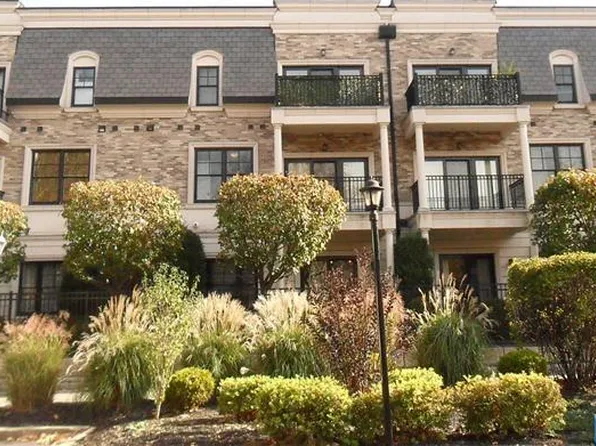 30 Marquis Ct, Edgewater, NJ 07020