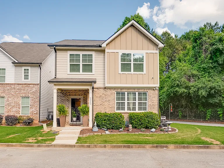 1313 Sweetbriar Cir — Photo 2