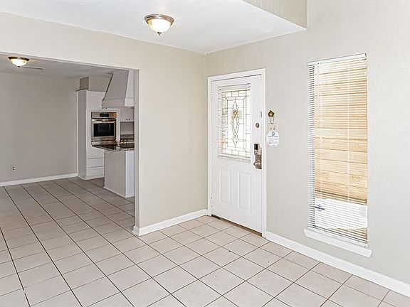 5th image of 11915 Lakewood West Dr