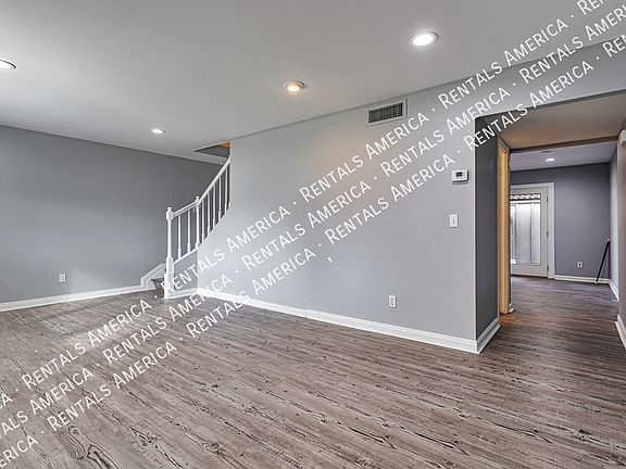 4th image of 2964 E Clarendon Ave