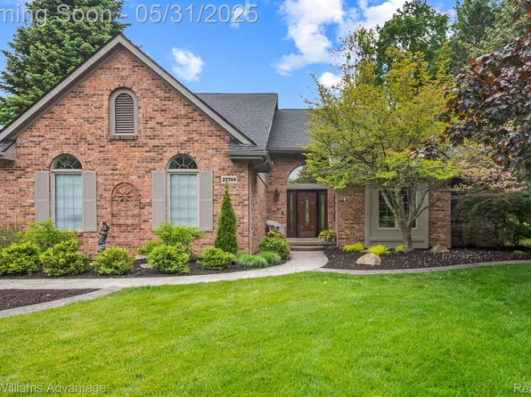22744 Spy Glass Hill Dr, South Lyon, MI 48178