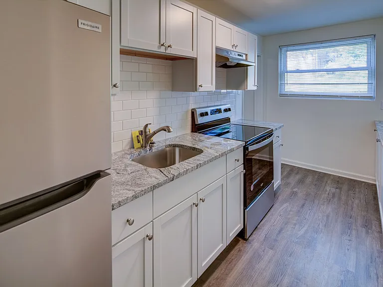 53 Madison Dr — Photo 6