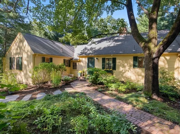 25 Snow St, Sherborn, MA 01770
