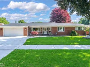 528 Hidden Ln, Grosse Pointe Woods, MI 48236