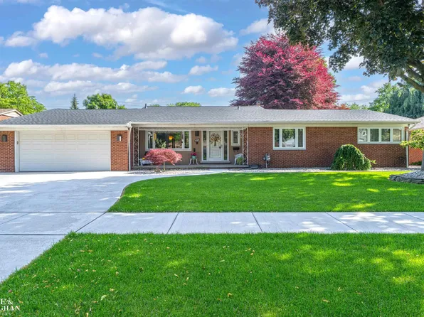 528 Hidden Ln, Grosse Pointe Woods, MI 48236