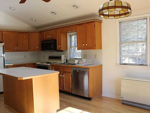 4th image of 521 Emerald Ct