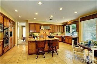 3rd image of 3894 Cresthaven Dr
