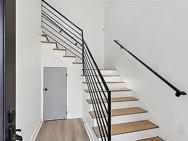 2427 Franklin Ave — Photo 2