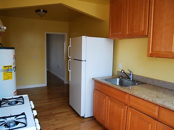 2nd image of 2698 Sacramento St